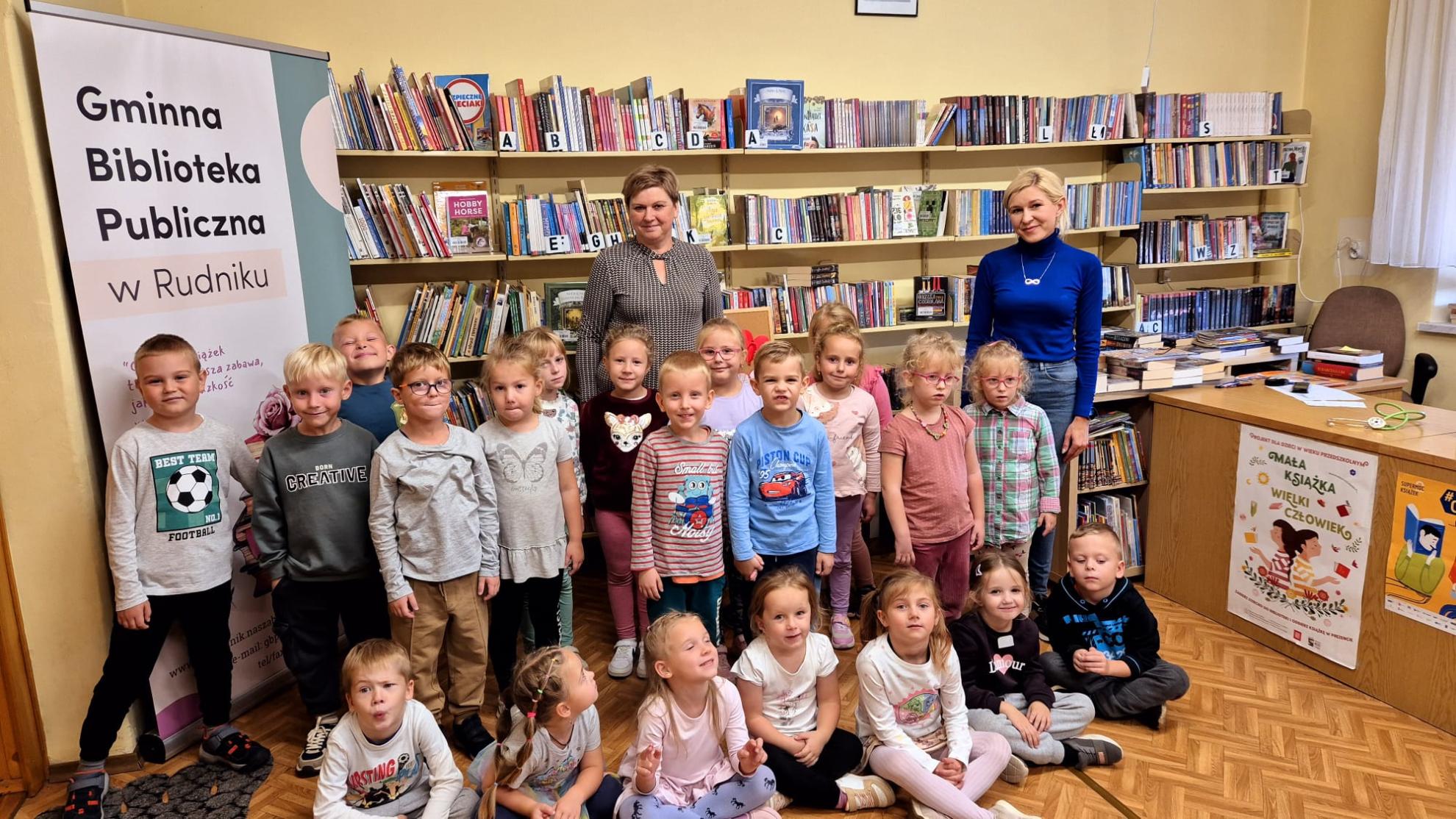 Przedszkolaki z Rudnika w bibliotece.