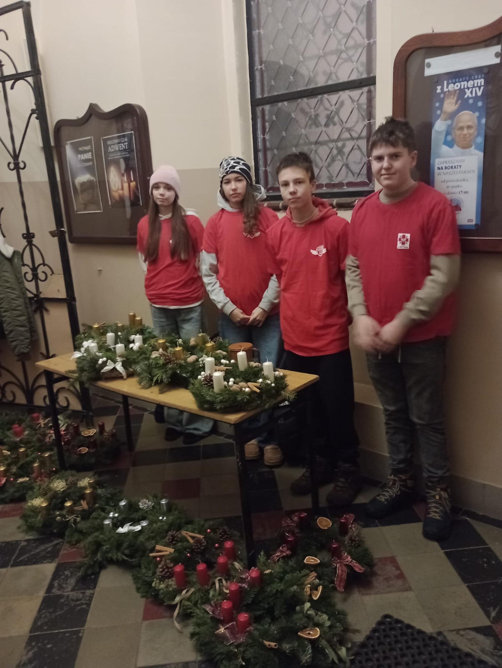 Adwent w Naszej Szkole: Tradycja Wieńców​ akcją Caritas na rzecz potrzebujących.