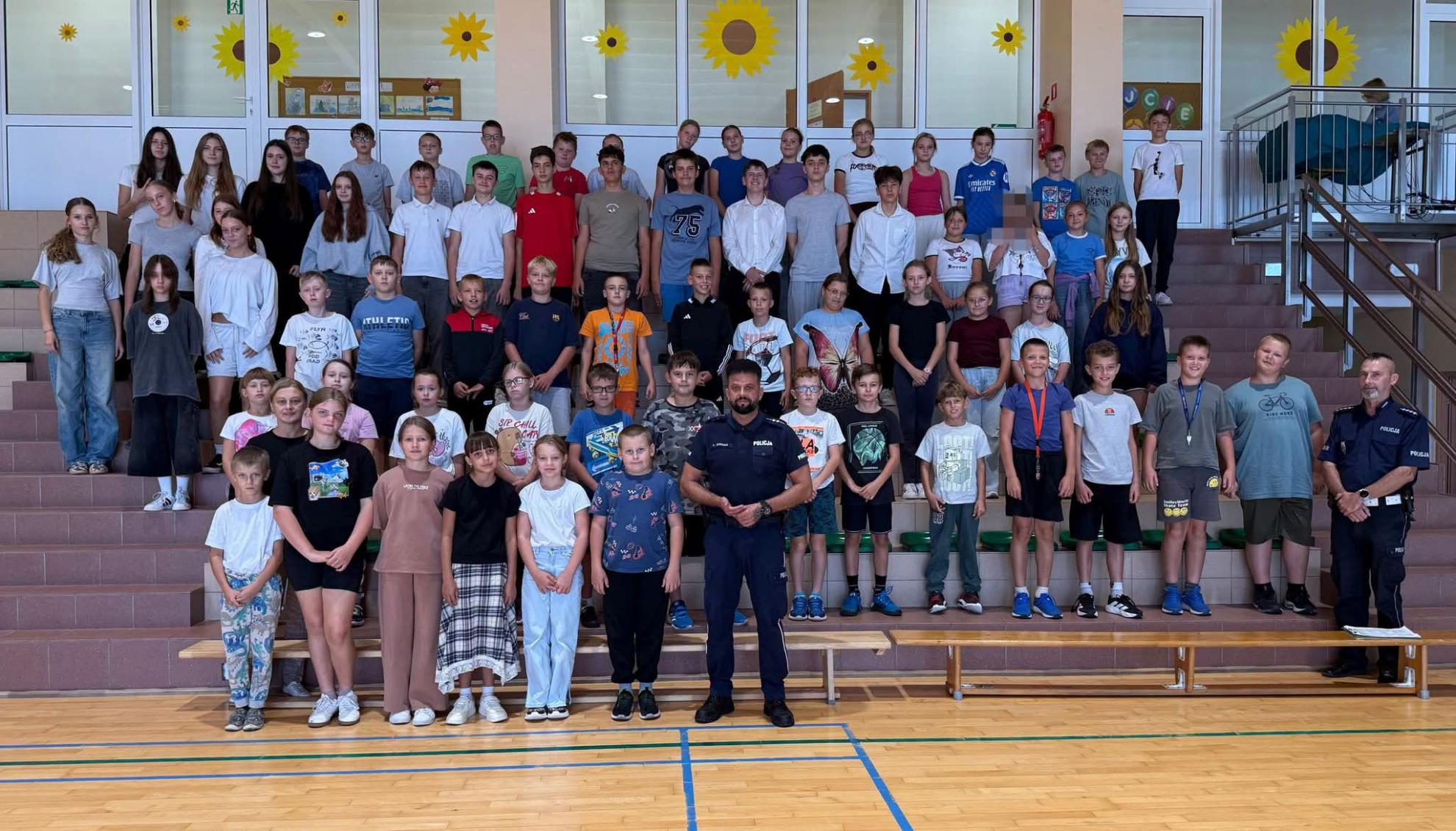 Bezpieczni na drodze – ważna lekcja z policjantami!