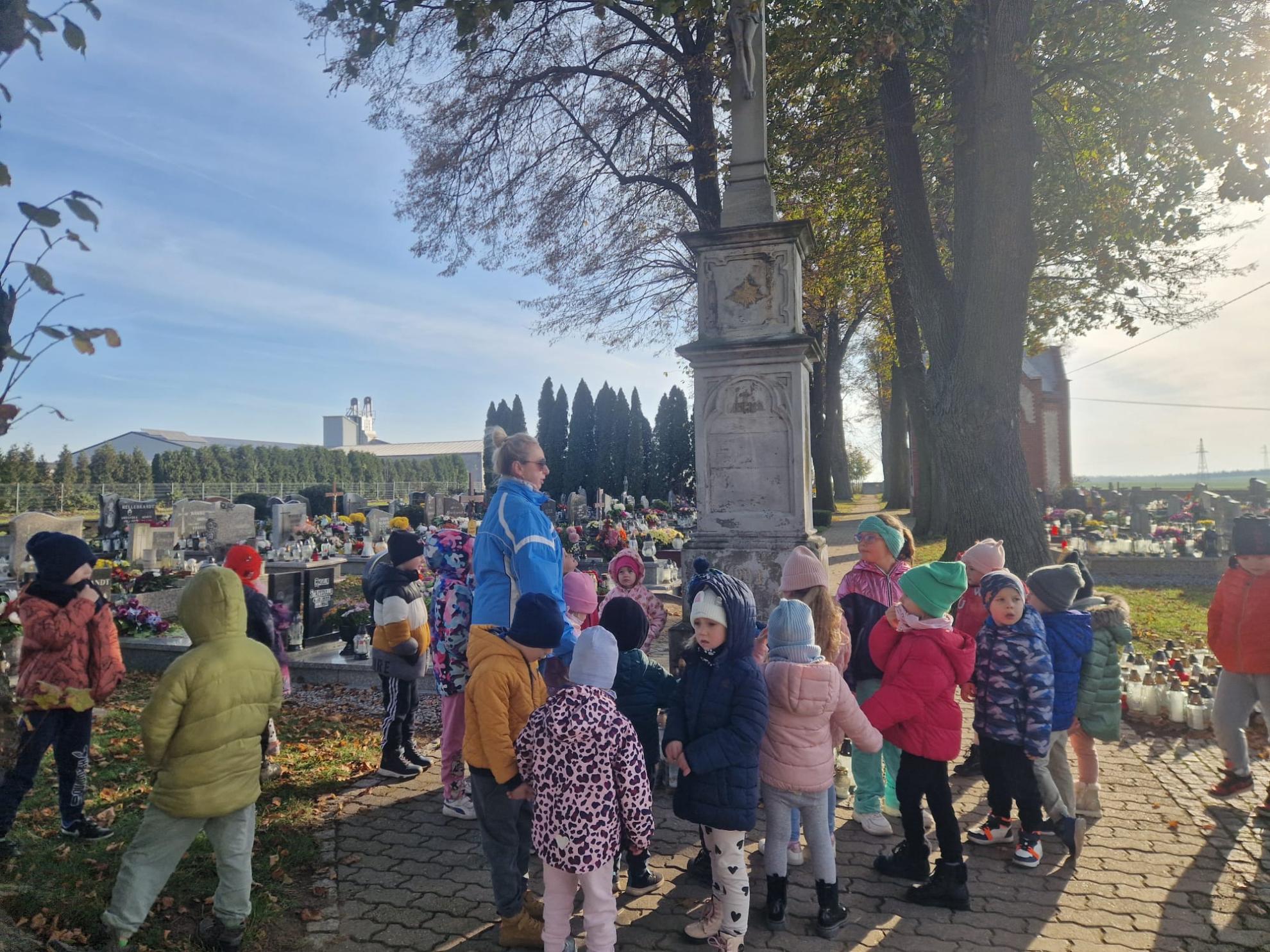 Pamiętamy o zmarłych - wyjście przedszkolaków z Szonowic na cmentarz. 