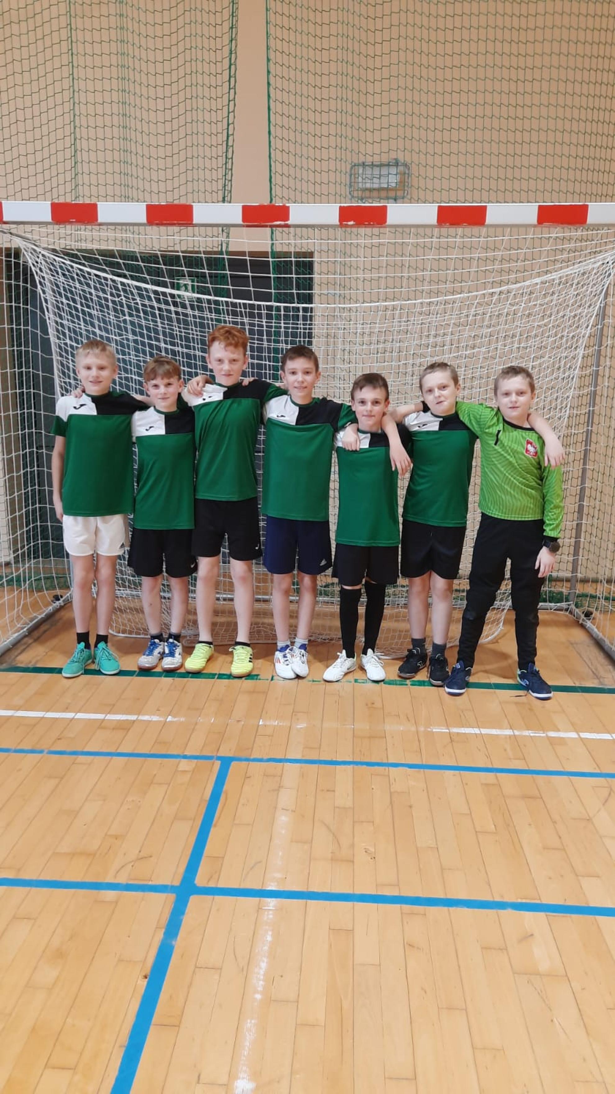 Zwycięstwo drużyny chłopców w powiatowych zawodach w piłce halowej.