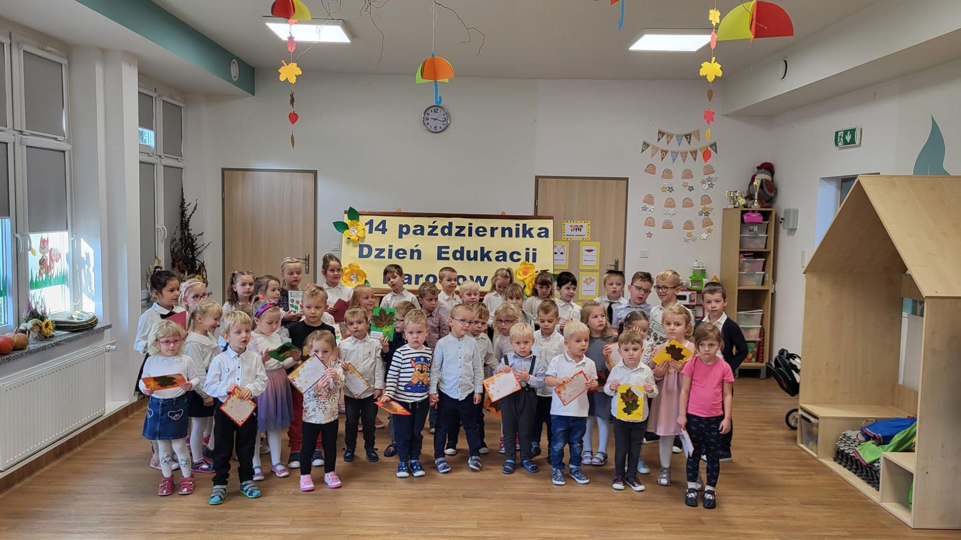Przedszkolaki z Rudnika świętują Dzień Edukacji Narodowej.