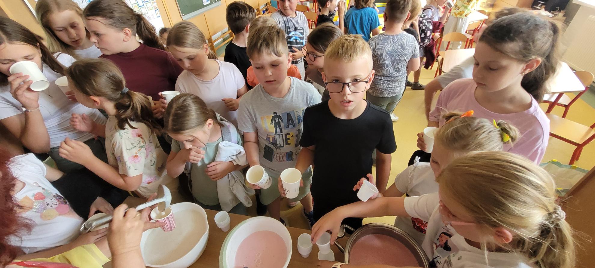  16 czerwca w naszej świetlicy szkolnej odbył się ostatni w tym roku szkolnym Zdrowy Podwieczorek. 