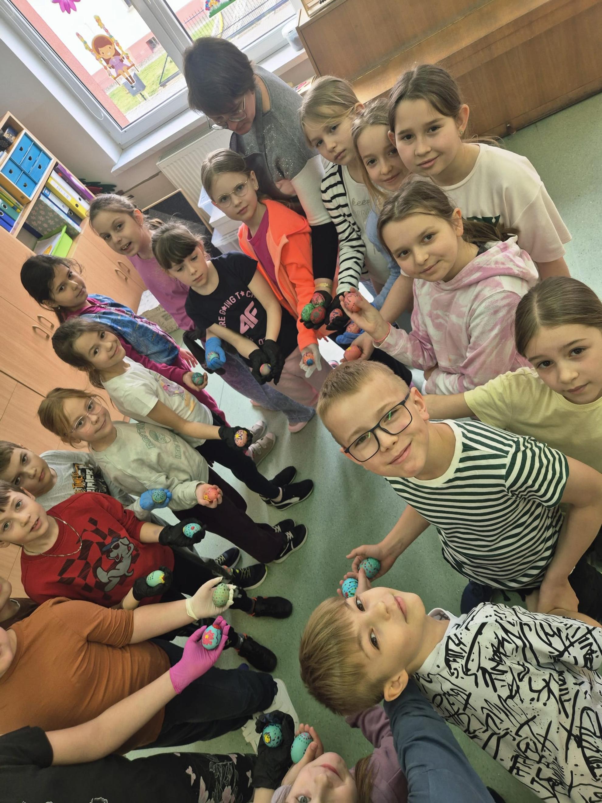 Warsztaty wielkanocne – zdobienie pisanek metodą roztopionej kredk