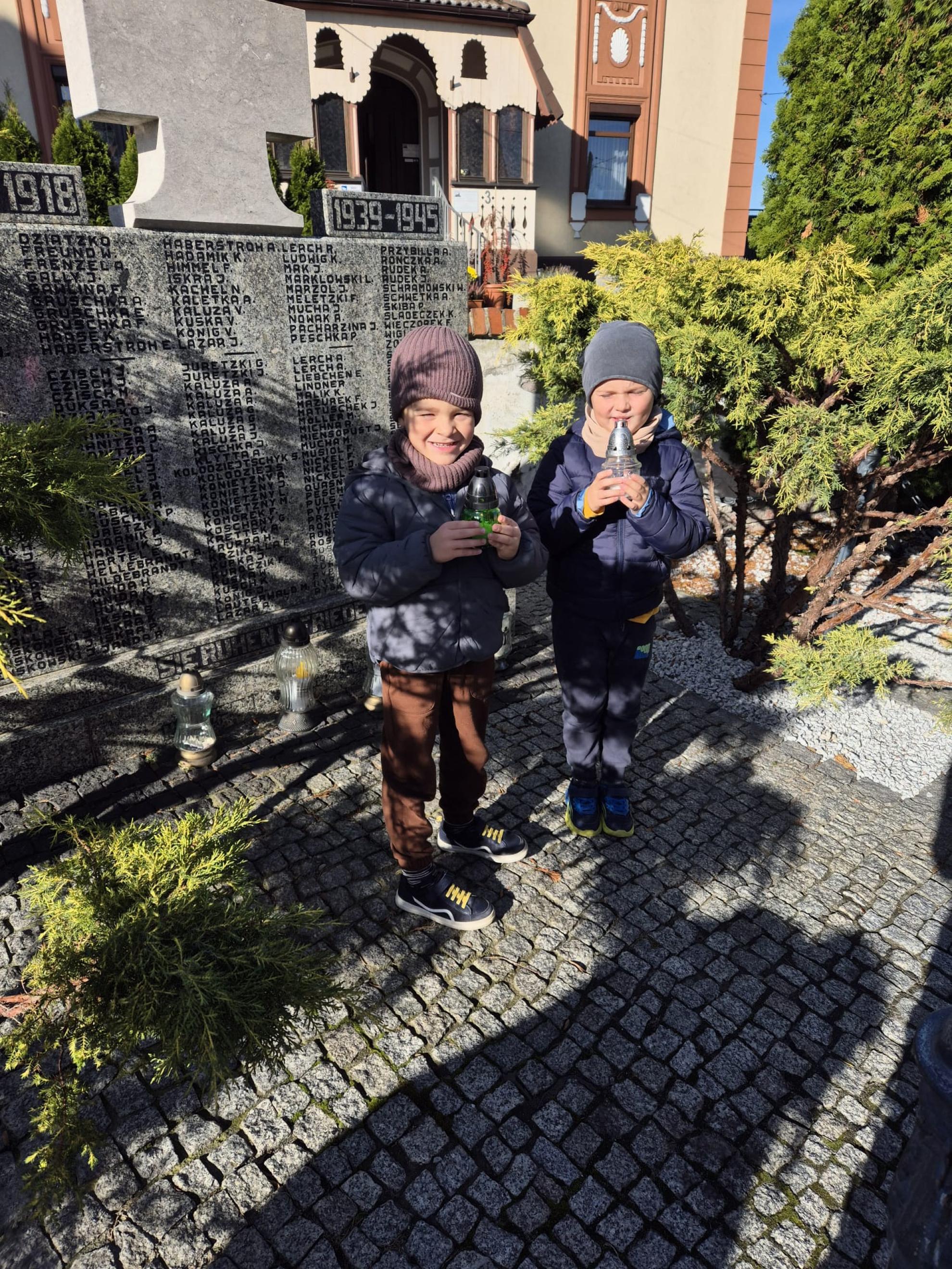 Przedszkolaki na cmentarzu