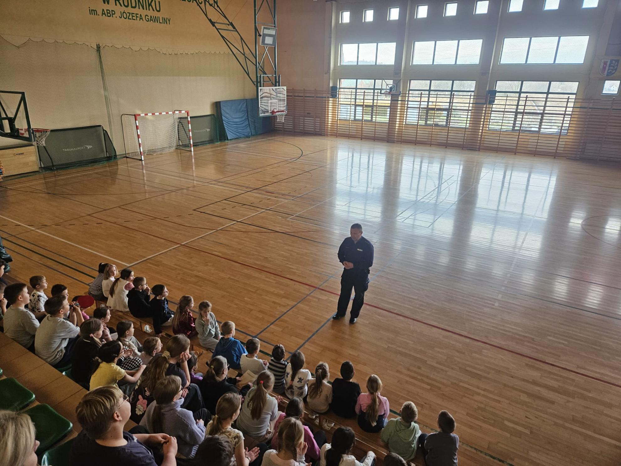 SPOTKANIE Z DZIELNICOWYM W KLASACH 1–3